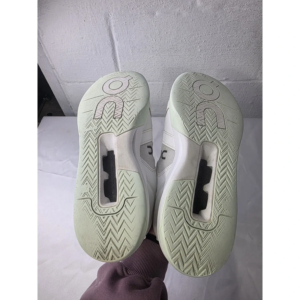 On The Roger Clubhouse Swiss Engine Women Size‎ 9 White Light Green Tennis Shoes